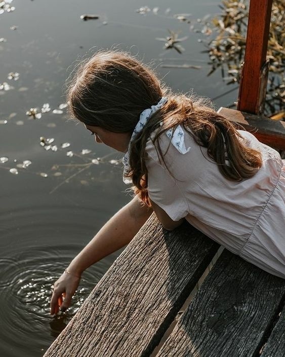Біля водойми