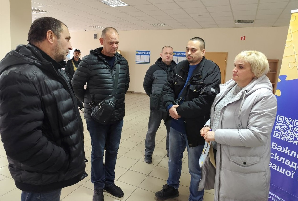 Тимчасово безробітні спілкуються з роботодавцями