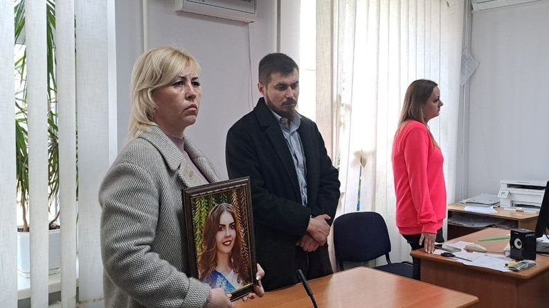 Олена Хріненко під час засідання суду з портретом загиблої доньки Діани
