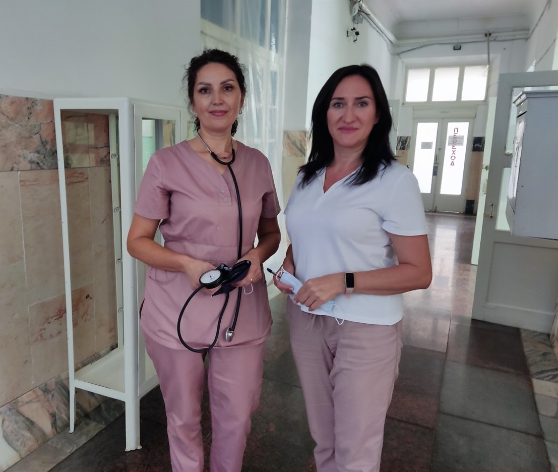 Медична сестра Тетяна Щаслива та старша медична сестра Ірина Воронько