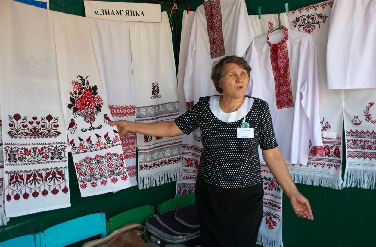 Майстриня-вишивальниця Раїса Айвазовська зі своїми роботами