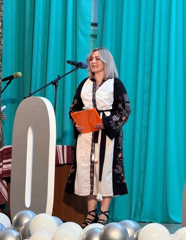 ​Директорка ліцею Світлана Онищенко вітає випускників


​