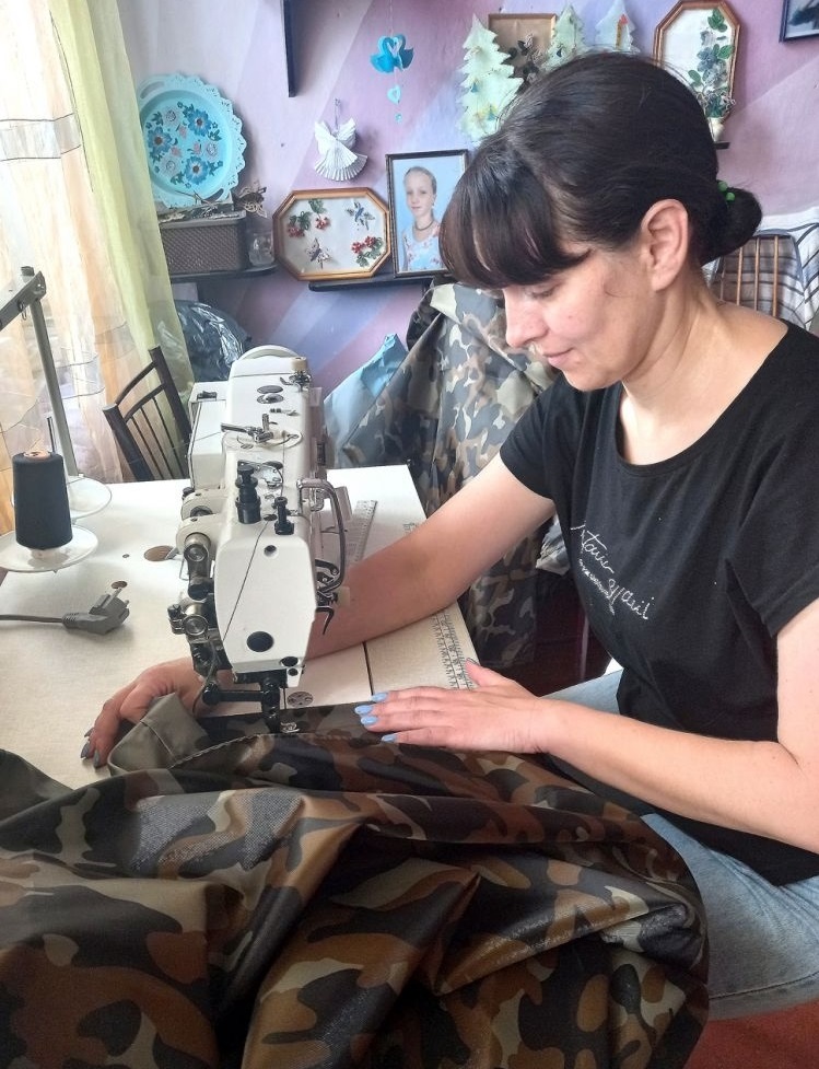 Ірина Рубля нині очолює швейний мініцех із пошиття каверів на шоломи, бафів, балаклав, дощовиків, натільної білизни та інших потрібних на передовій речей, поєднує кілька справ одночасно, щоб разом зі своїми напарницями максимально забезпечити бійців найнеобхіднішим.