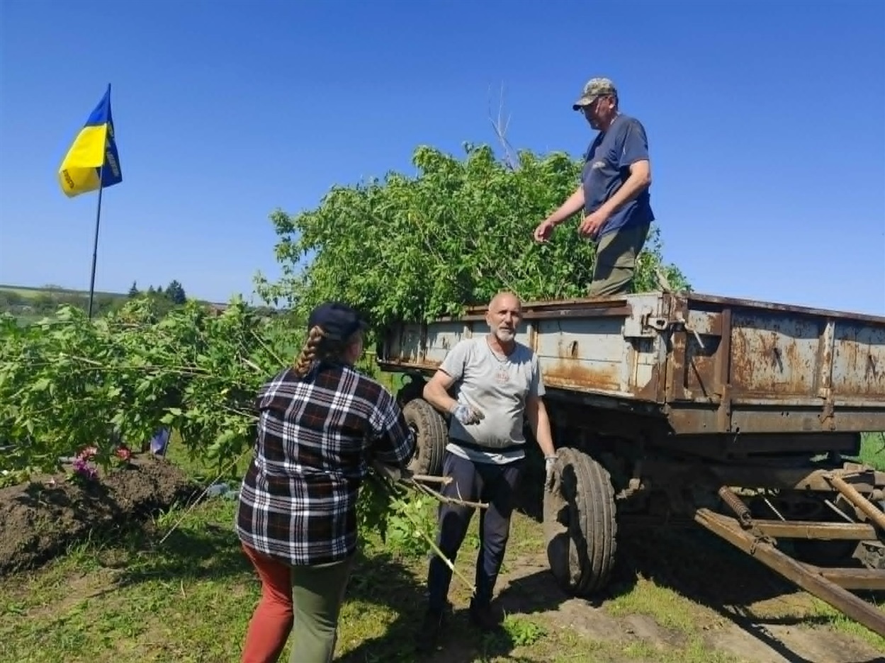 Жителі села Цибулеве під час прибирання