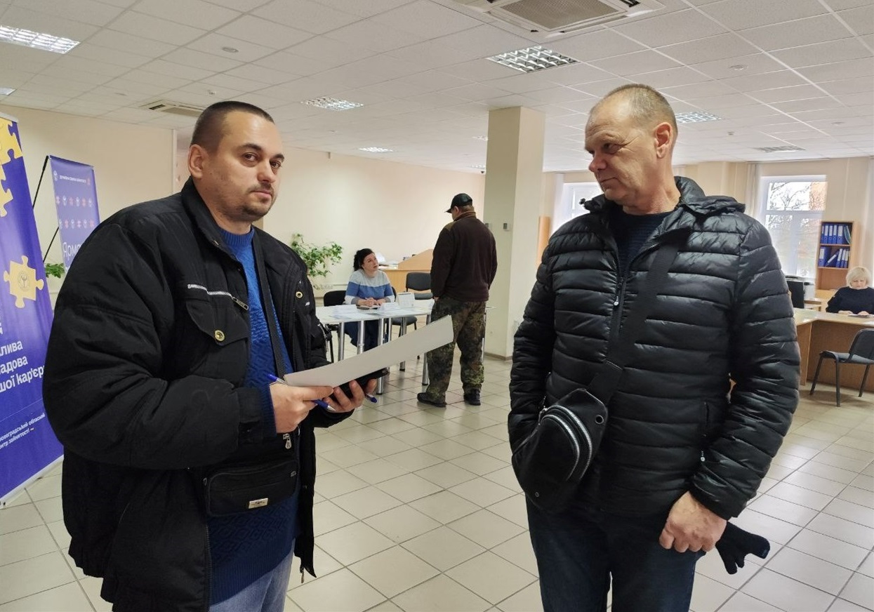 Механік автотранспортної служби Знам'янської дільниці Кропивницького Управління Експлуатації Газового Господарства  Руслан Маленко та знайомить з умовами праці Олександра Остапенка