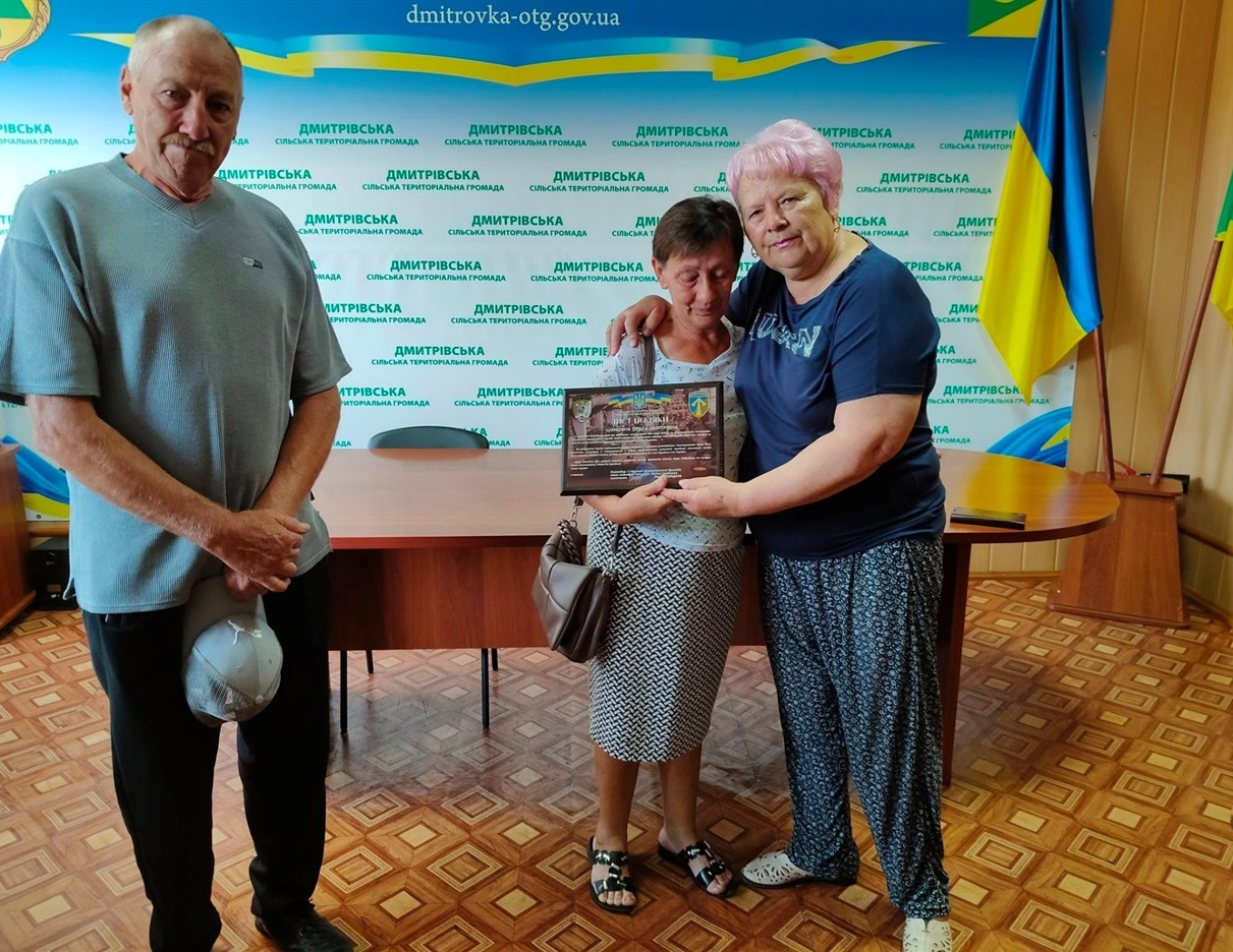 Наталія Стиркуль вручає Подяку від командування 57 окремої мотопіхотної бригади імені кошового отамана Костя Гордієнка батькам захисника Ользі та Миколі Демченко