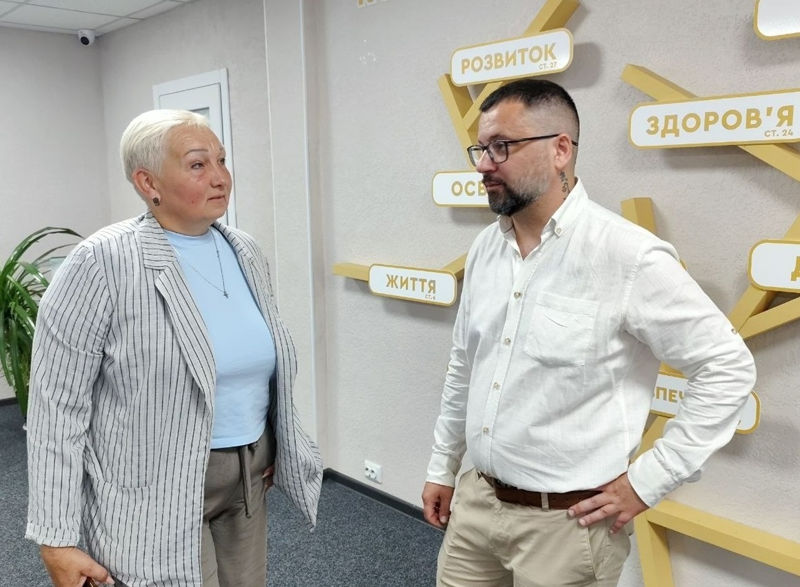 Костянтин Ромашко спілкується з учасницею тренінгу Лідією Міркотан