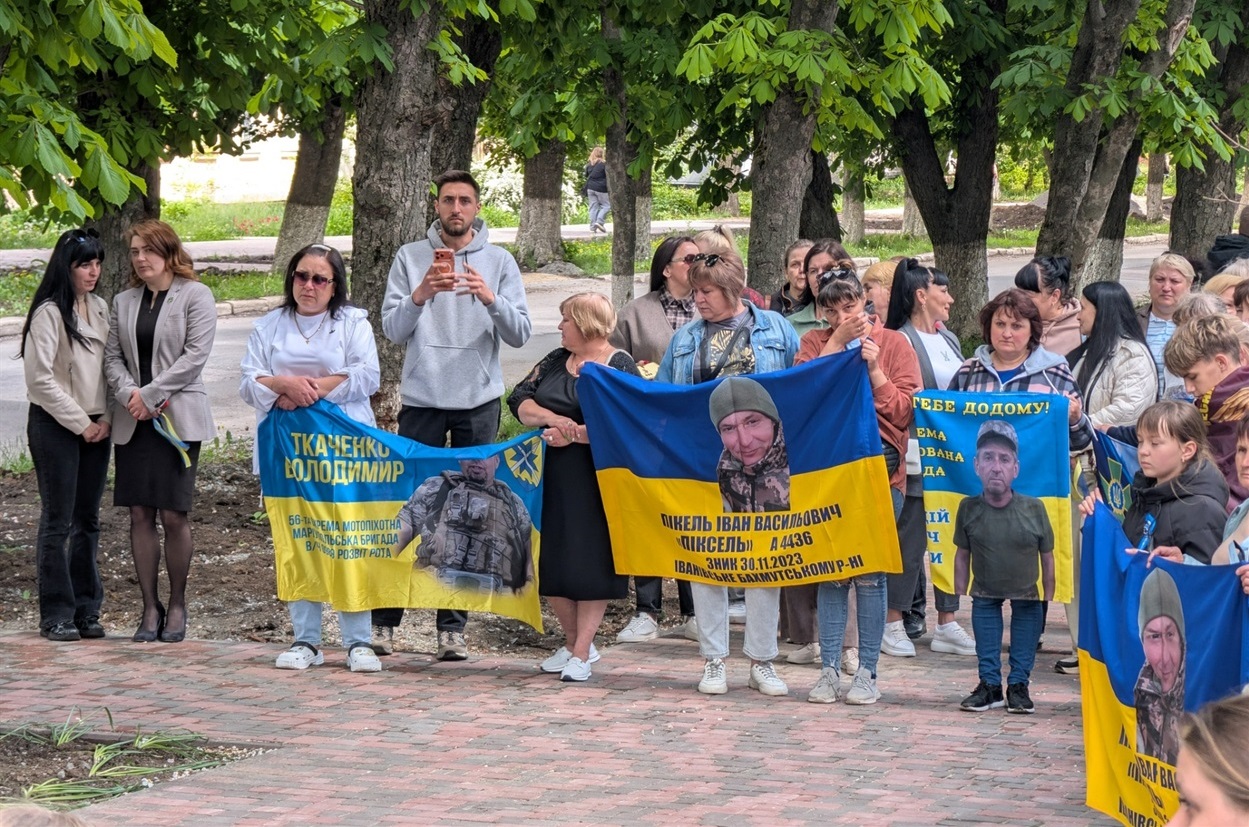 Родини зниклих безвісти та небайдужі жителі міста під час відкриття пам'ятного знаку
