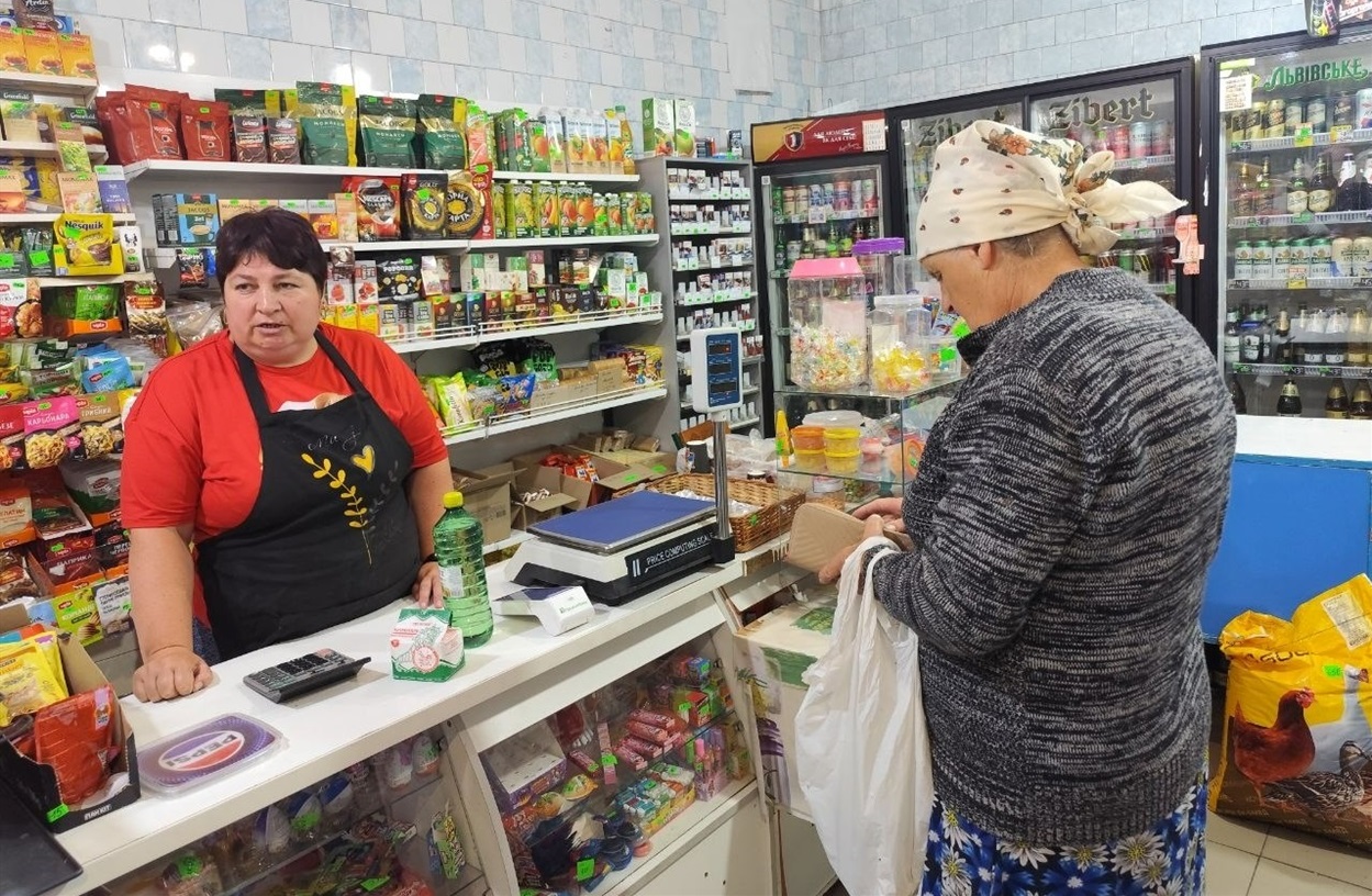 Продавчиня Ірина Білоголова обслуговує покупця