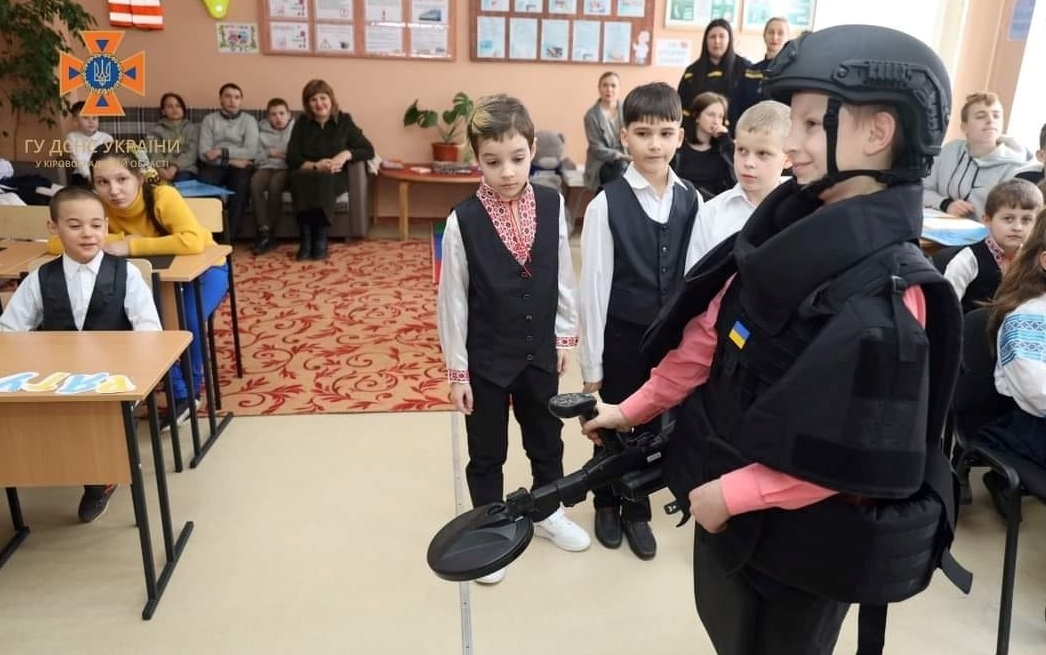 Учні Знам'янської спеціальної школи вчаться правилам мінної безпеки