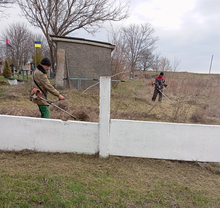 Під час упорядкування кладовища у селі Плоске