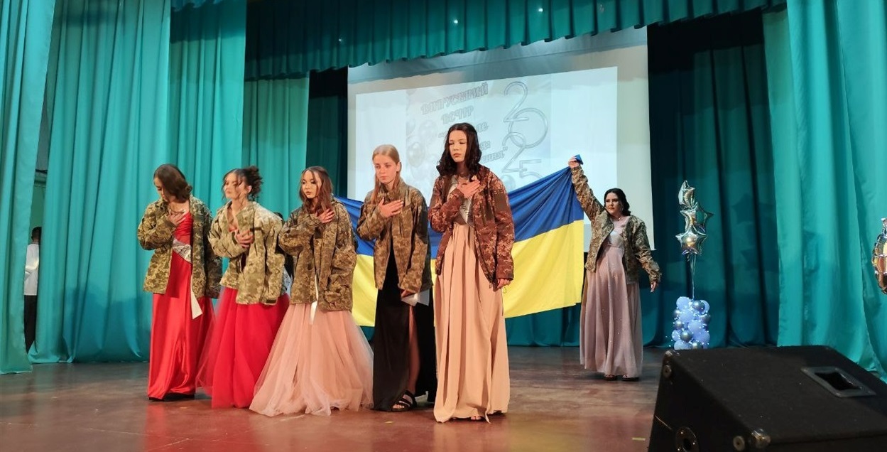 Випускниці дякують нашим Захисникам і Захисницям