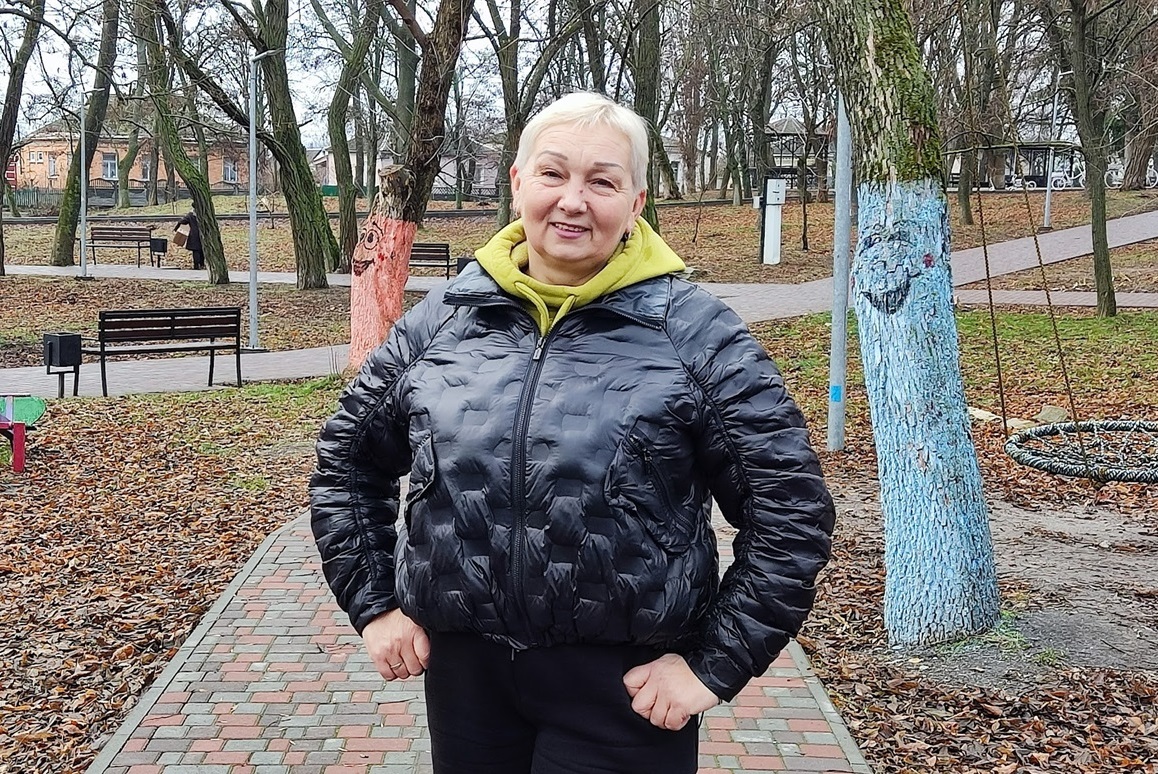 Лідія Міркотан біля розфарбованих дерев