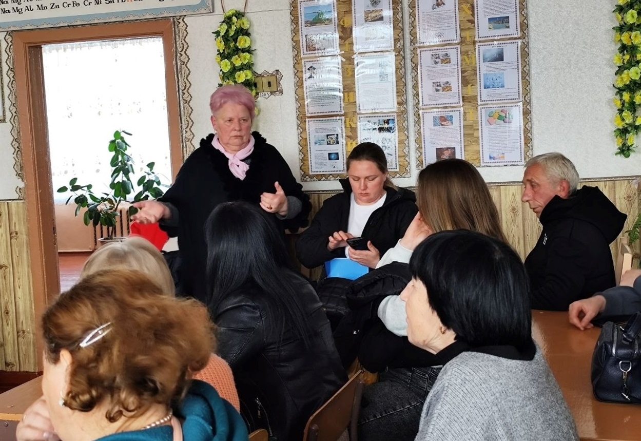 Наталія Стиркуль під час нараади з педагогічним колективом Іванковецької фідії та батьками учнів