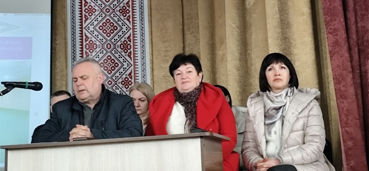 Міський голова Володимир Сокирко, староста Галина Шевченко та секретар ради Вікторія Зеленська