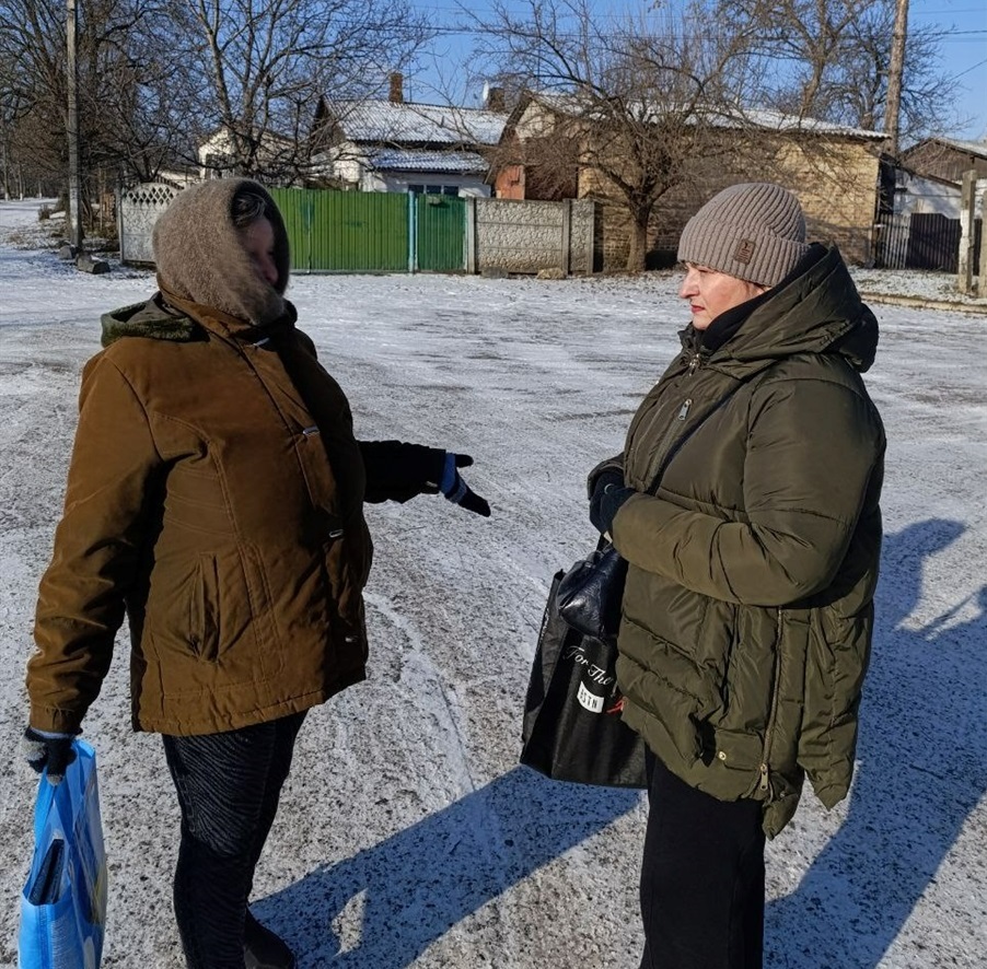 Мешканка Володимирівки Тамара Рябуха спілкується з  редакторкою сайту Катериною Матко