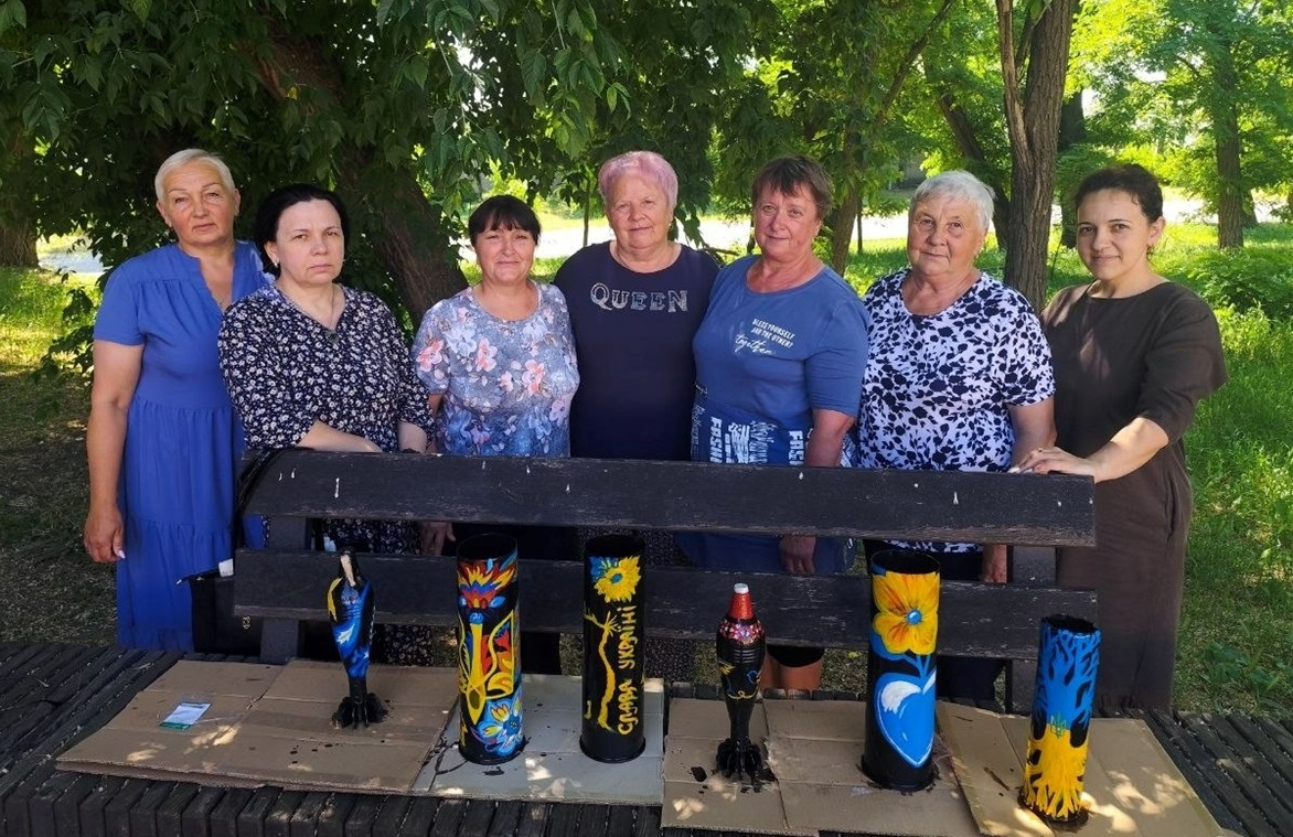 Учасниці творчої зустрічі біля розмальованих гільз
