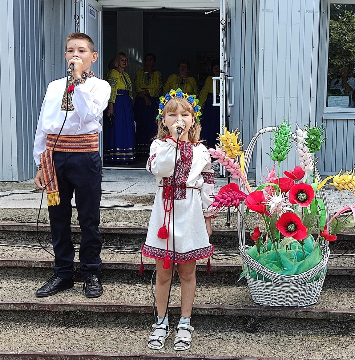 Братик із сестричкою співають у парі