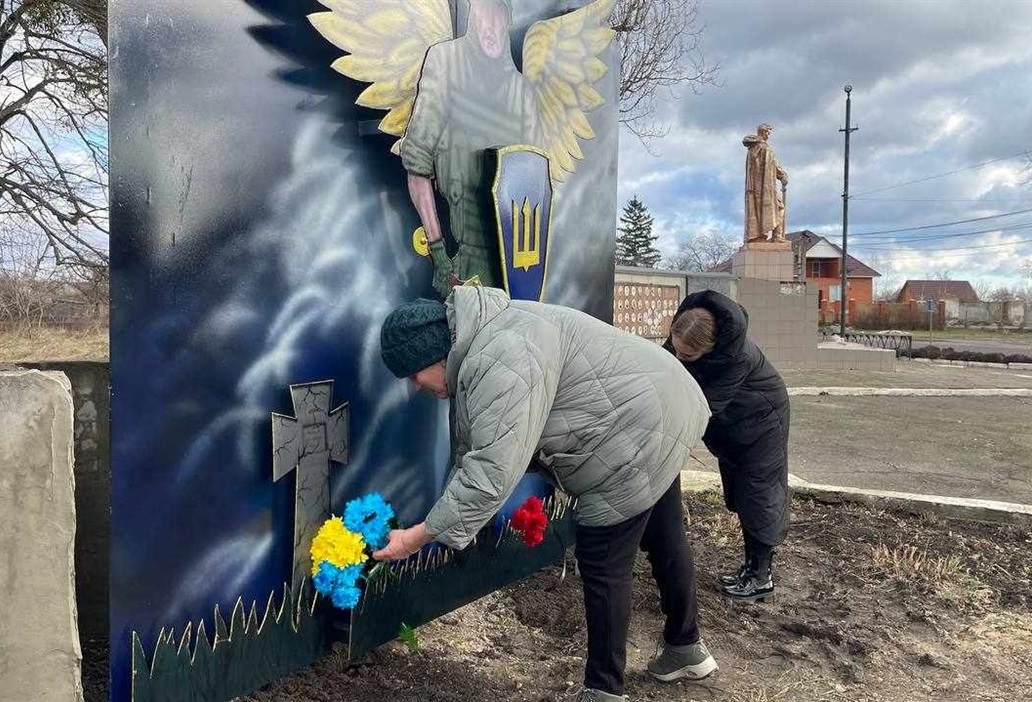 Оксана Іванюк та Анастасія Болгова кладуть квіти до Стели