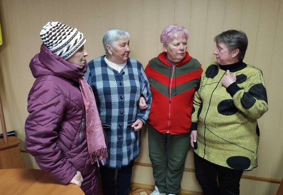 Голова громади Наталія Стиркуь спілкується з матеріями загиблих захисників