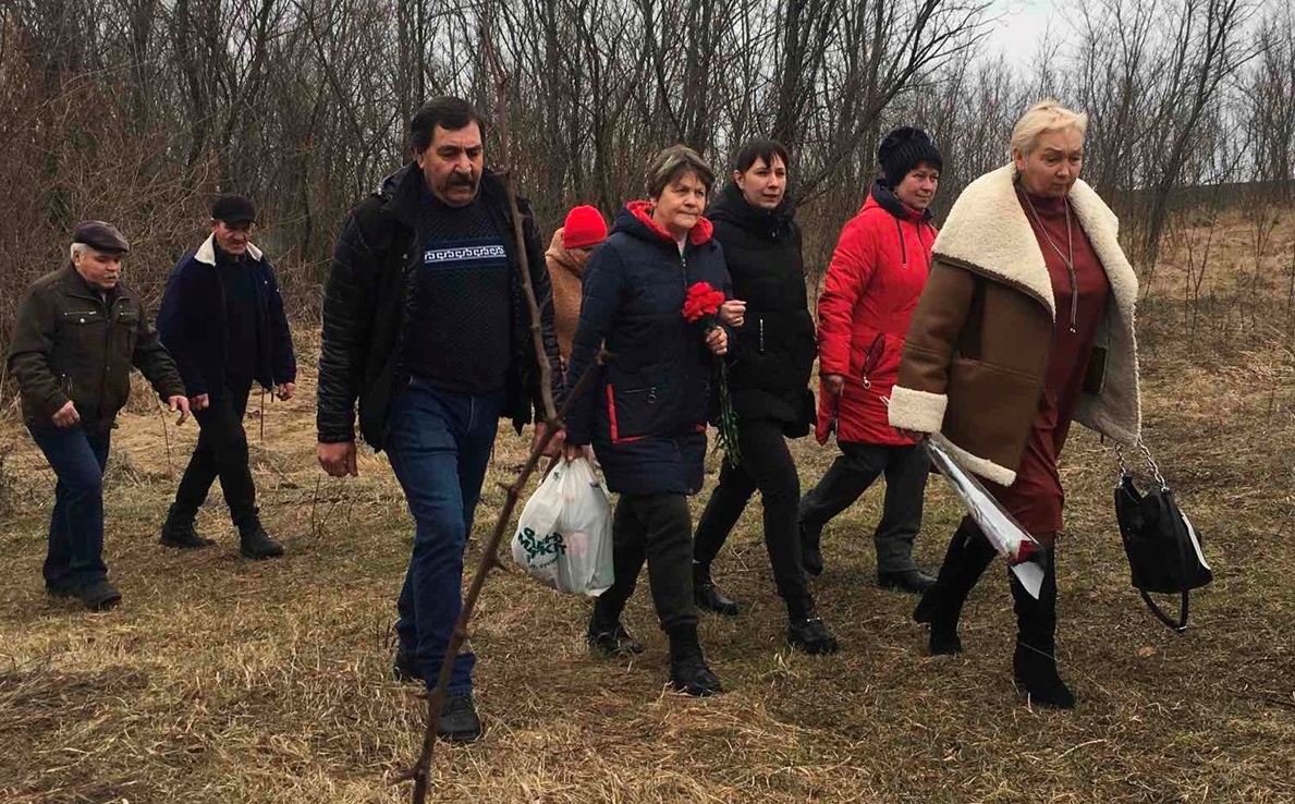 Учасники заходу йдуть до могили Ігоря Скічка, село Заломи