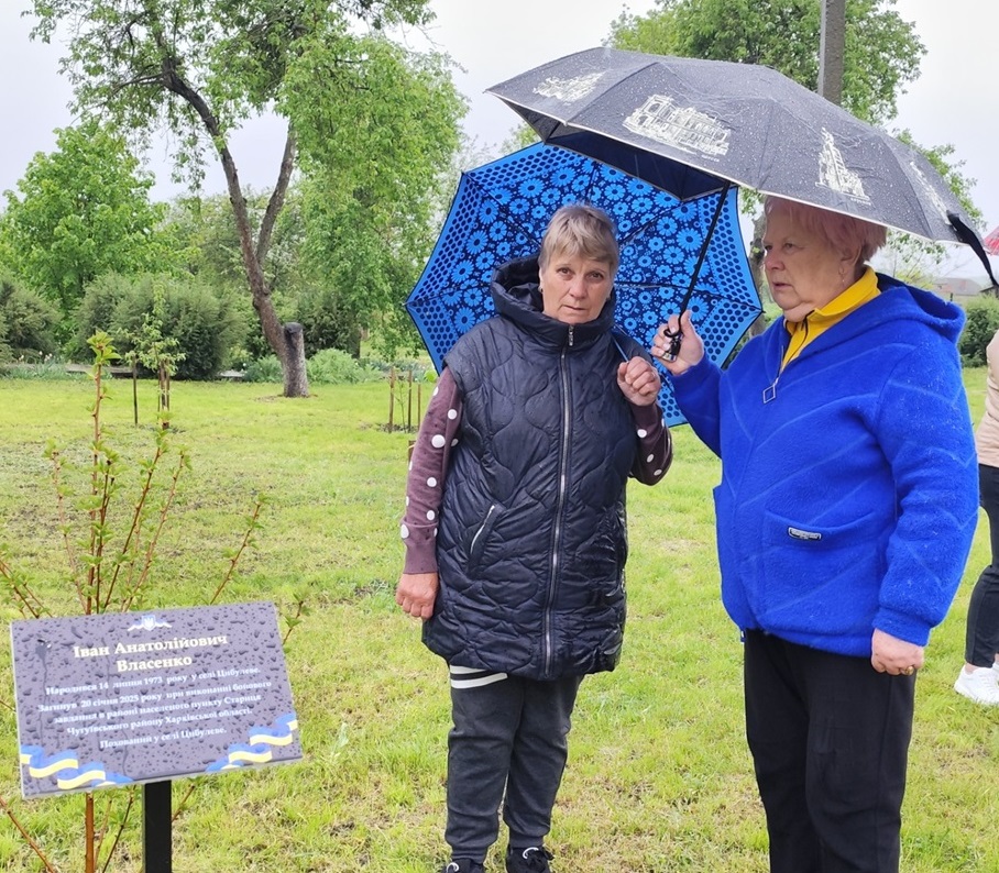 ​Наталія Стиркуль спілкується з мамою загиблого захисника Сергія Снєгова - Світланою Снєговою.



​