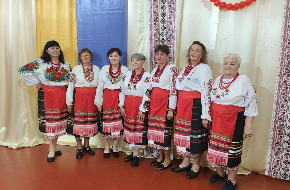 Аматорський колектив Плосківського клубу на чолі з завідуючою Галиною Назаренко