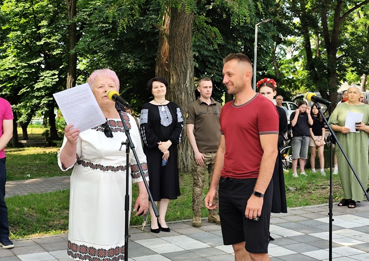 Голова Дмитрівської громади вручає Подяку Володимиру Дячкову