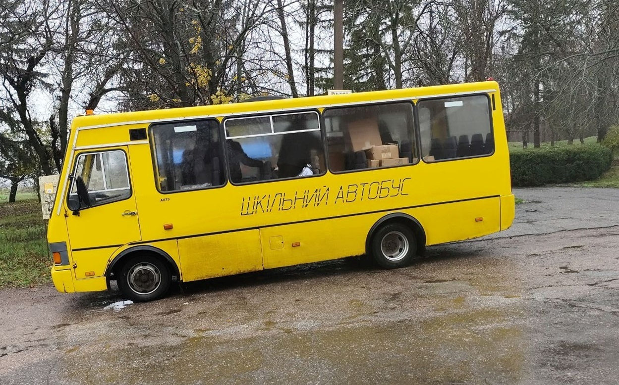 Шкільний автобус, яким підвозяться учні до Трепівського ліцею з наближених сіл