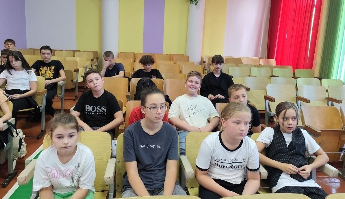 Учні 5 класу ліцею "Крила України" під час уроку про те, як правильно поводитися з ТПВ