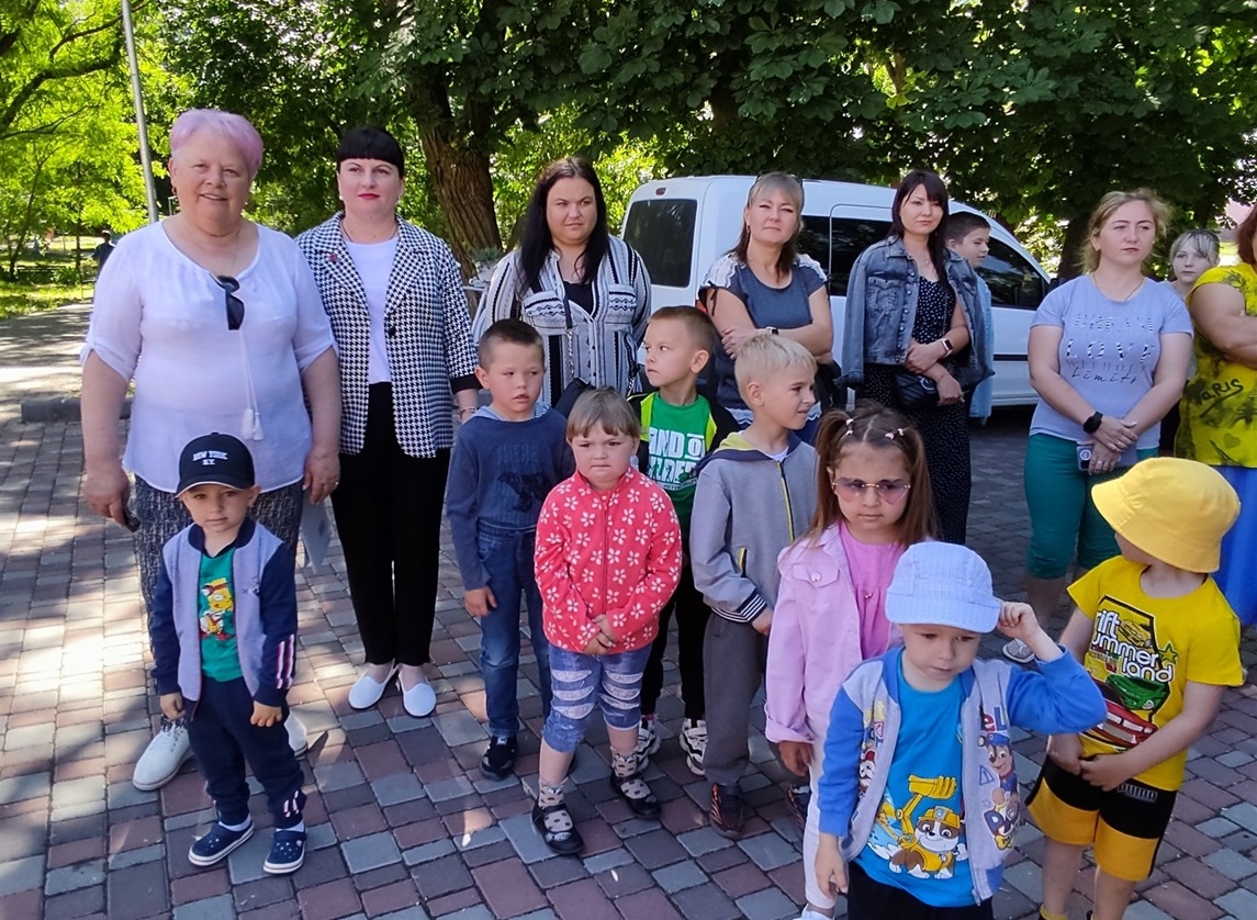 Голова Дмитрівської громади Наталія Стиркуль та секретар сільської ради Людмила Камінська з дітьми та батьками малюків