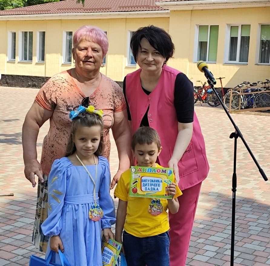 Наталія Стиркуль та Наталія Бойко вітають випускників