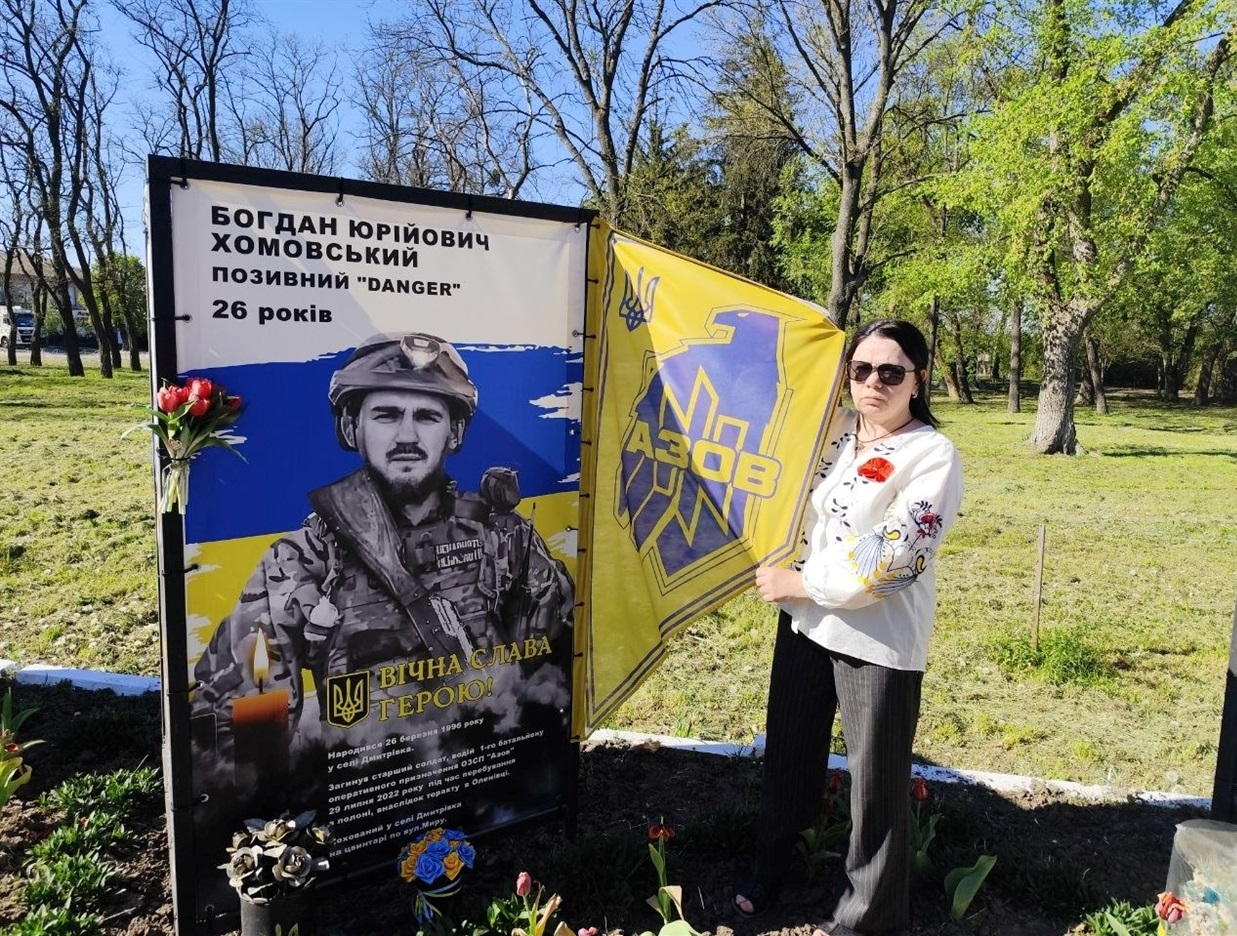 Наталія Хомовська біля світлини сина на Алеї пам'яті