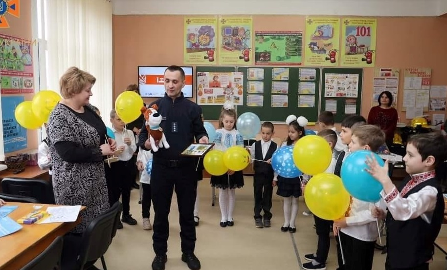 Провідний інспектор Кропивницького районного відділу ГУ ДСНС в Кіровоградській області Юрій Шмалько вручає наочні та дидактичні матеріали