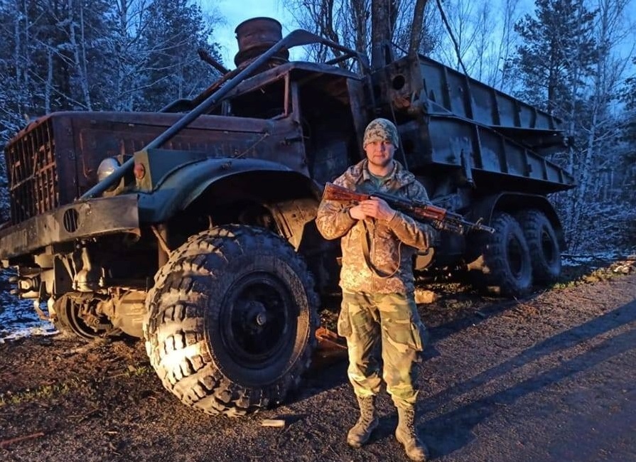 Вадим Федоров біля бойової машини