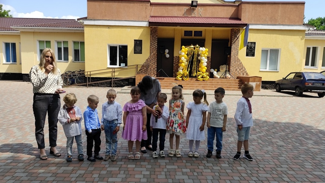 Випускники дитячого садочку "Пролісок", з вихователями