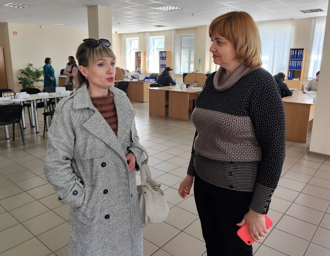 Вікторія Міхріна представниця Знам'янського центру механізації колійних робіт та представниця служби зайнятості Світлана  Лісова