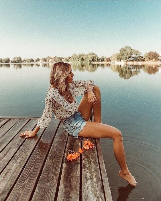 Дівчина на річці