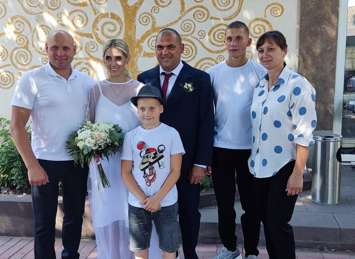 Щасливі молоді з родичами