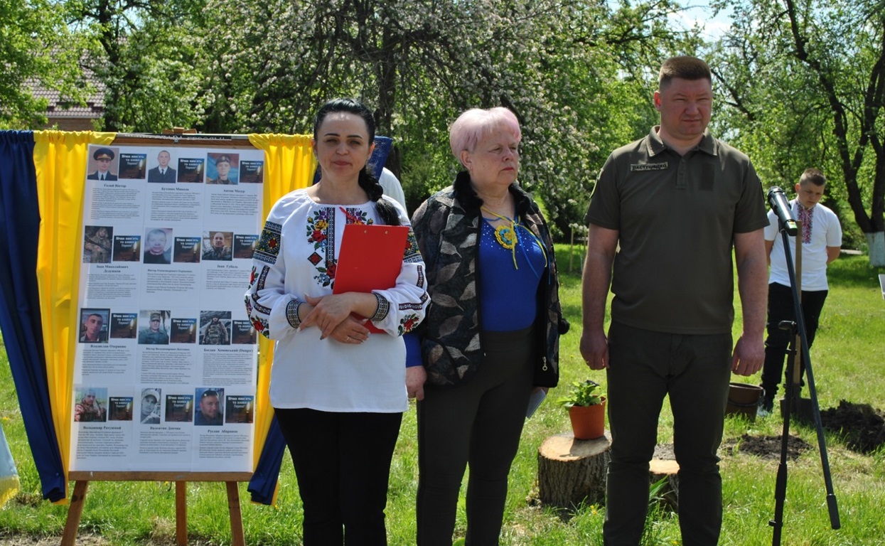 Сільський голова Наталія Стиркуль,  голова Кропивницької районної військової адміністрації Віталій Пастушенко та Директор Дмитрівського базового будинку культури Лілія Стиркуль.