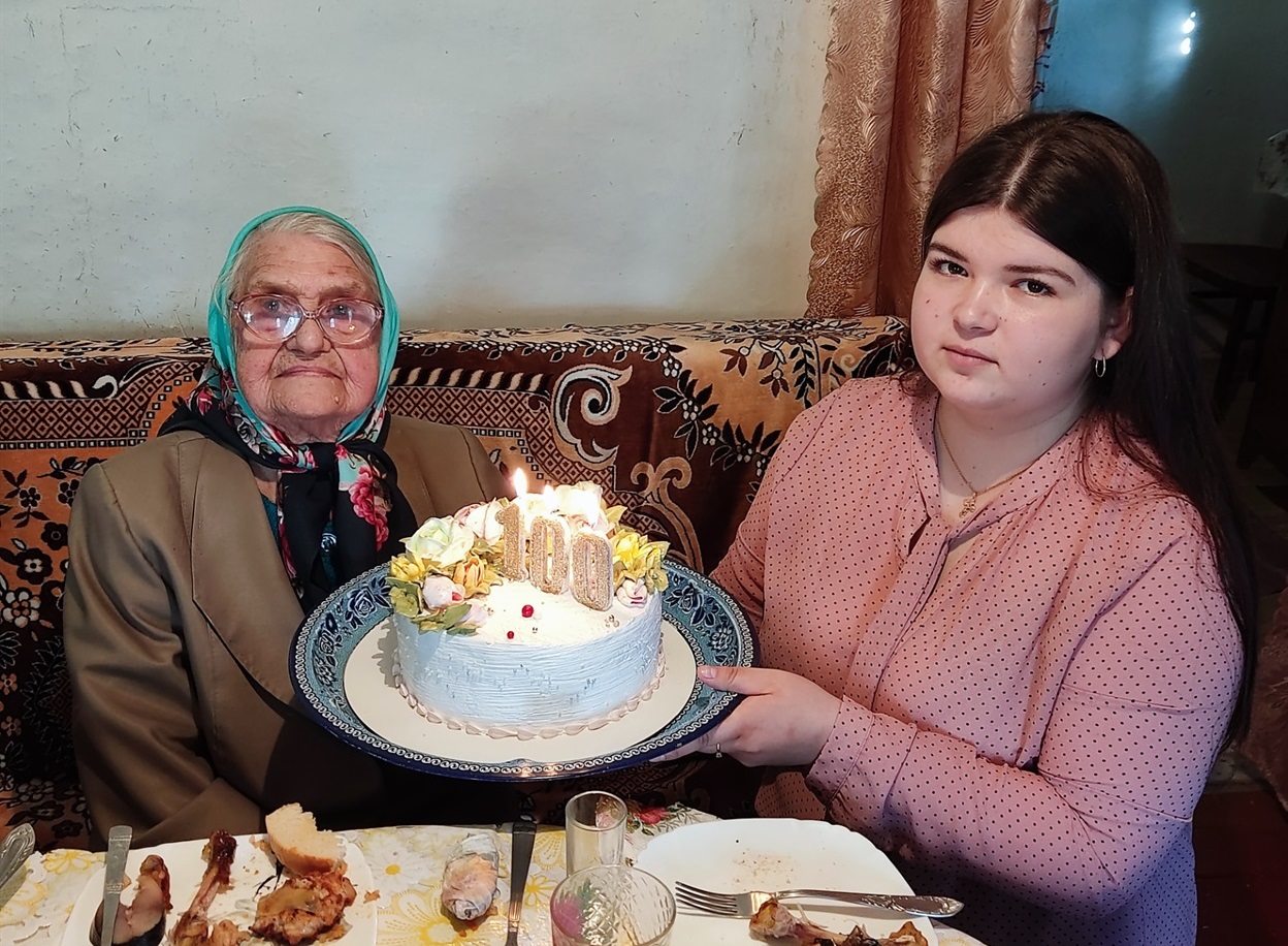 Ганна Данилівна з правнучкою та святковим тортом