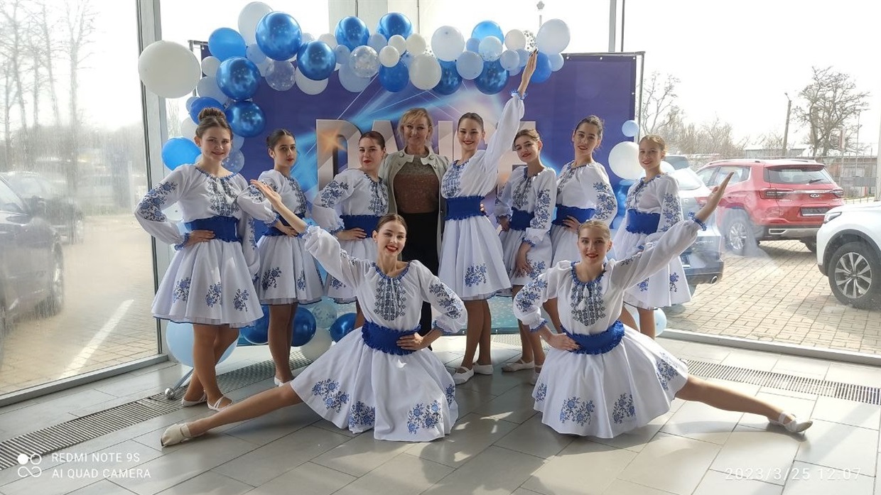 Танцівниці гурту "Каприз" з улюбленою тренеркою  Оленою Шкафер