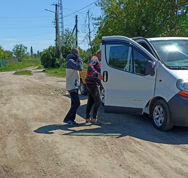 В селі Вигода місцеві мешканці самотужки засипали ями на дорозі