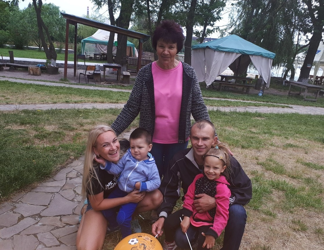 Руслан з мамою, сестрою, сином та племінницею