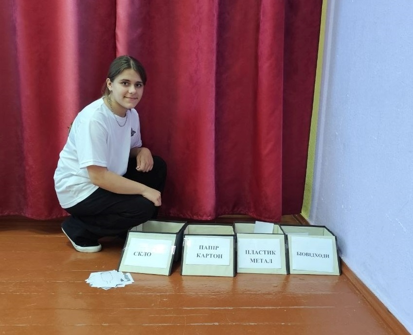 Учениця 8 класу, визначає як команди справилися із завданням посортувати сміття