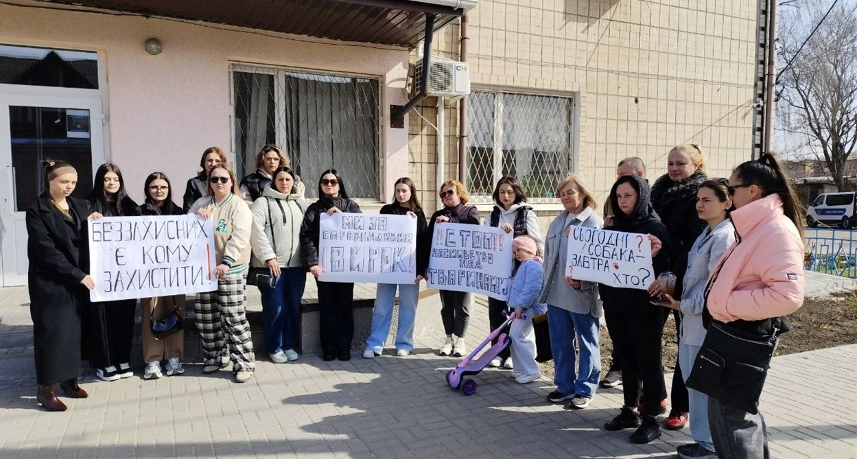 Небайдужі мешканці Знам'янки біля приміщення суду