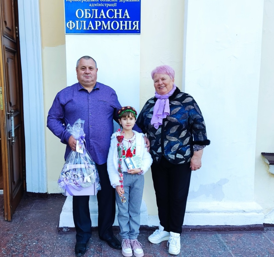 Марія Рябошапка з татом та з головою Дмитрівської громади Наталією Стиркуль