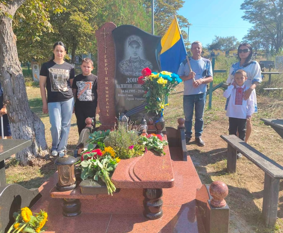 Рідні біля могили Валентина Дончика