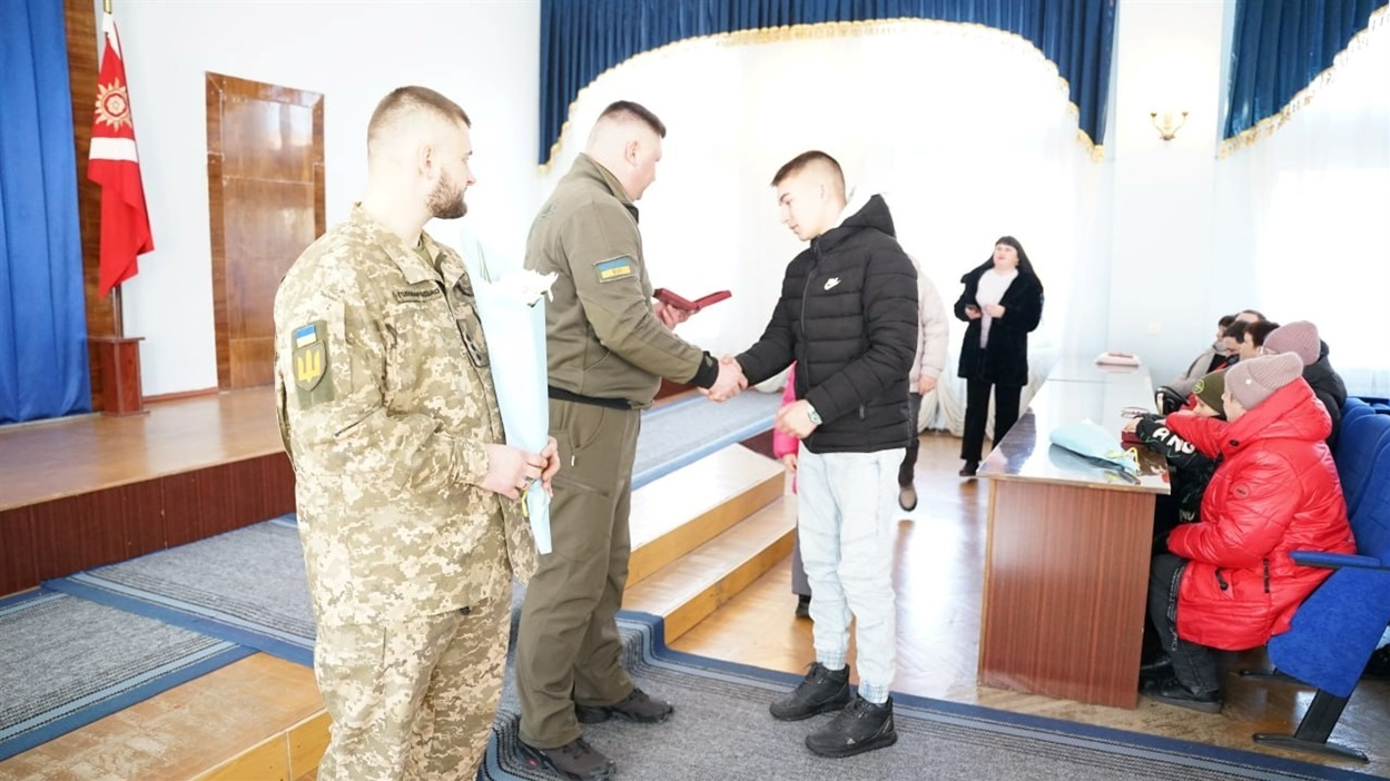 Начальник Кропивницької військової  адміністрації Віталій Пастушенко вручає Орден "За мужність" сину полеглого захисника - Денису Агафонову