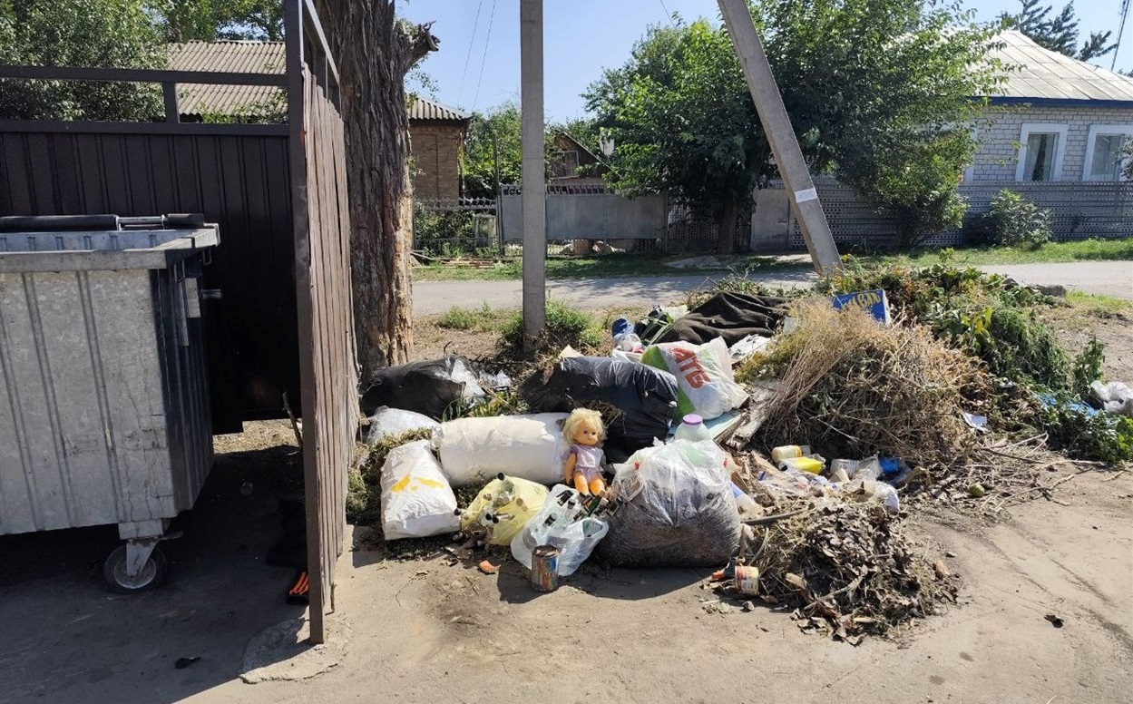 Сміття у Знам'янці знаходиться біля контейнера, а не в ньому